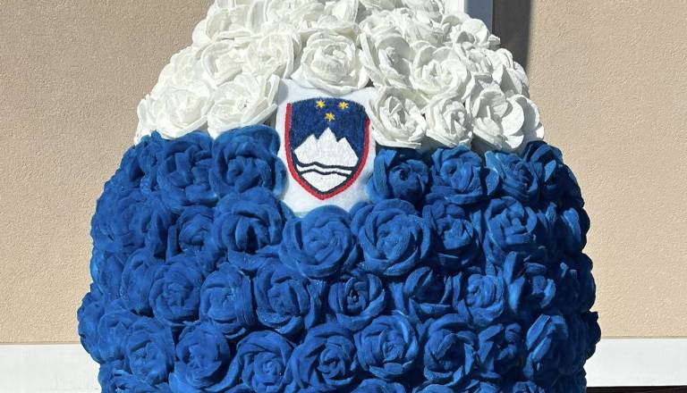 Blagoslov več kot dvometrskega pirha v Lancovi vasi