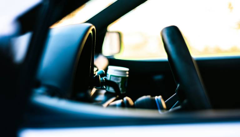 Z avtom prebil ograjo in padel z nadvoza, pred tem pobegnil policistom