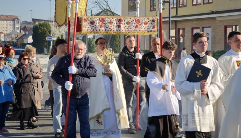 FOTO in VIDEO: Slovesna procesija zaznamovala velikonočno jutro v Murski Soboti