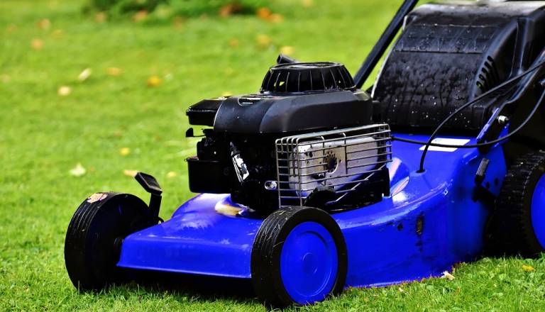 Če kosite travo v nedeljo, vas to lahko drago stane