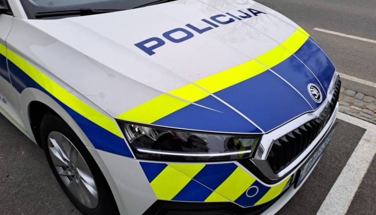 18-letnik z vozilom zapeljal med ljudi, policija ga našla na domu