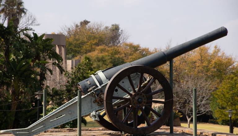 Grozljiva nesreča: Top med dogodkom ubil človeka