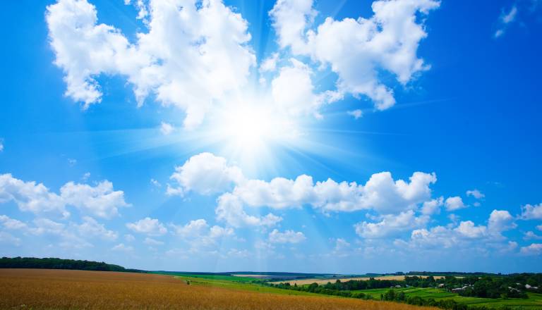 Kako bo z vremenom? Sončno in toplo, a ne povsem brez ploh