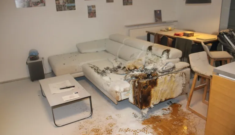 FOTO: Požar v stanovanju v Krškem, oseba hudo opečena