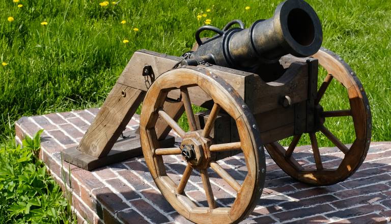 Šokantna nesreča: top med praznovanjem ubil človeka