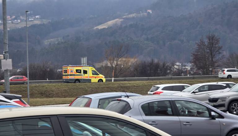 Huda delovna nesreča v Mariboru, 27-letnik v življenjski nevarnosti