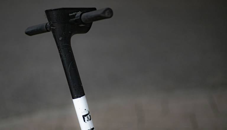 78-letni voznik e-skiroja padel v jarek in umrl v bolnišnici