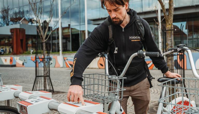 V Škofjo Loko se vračajo tudi električna kolesa: eKOLOka od danes znova v polnem pogonu