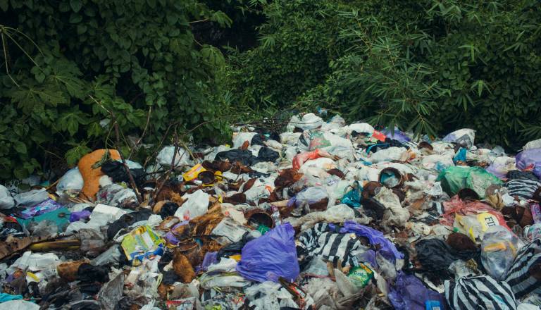 Nezakonito zakopane odpadke so obdelali kar sami