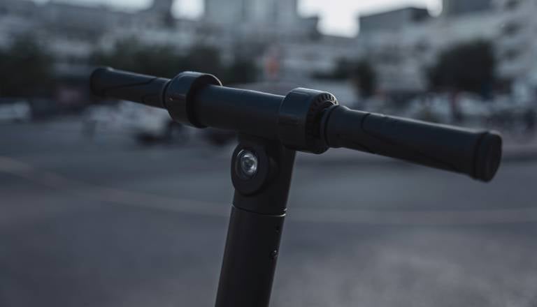 Nesreča pri vožnji z e-skirojem, 78-letnik padel v jarek izgubil življenje