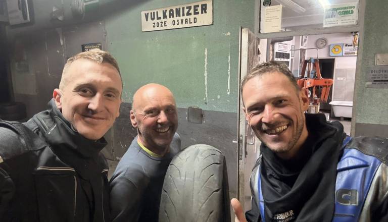 Gesta iz Ribnice, ki ogreje srce: Avstrijec v težavah, domačina takoj priskočila na pomoč