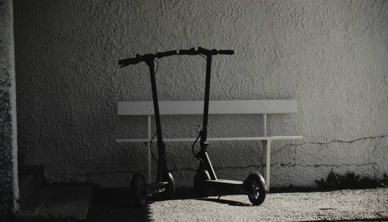 78-letni voznik e-skiroja padel v jarek in izgubil življenje