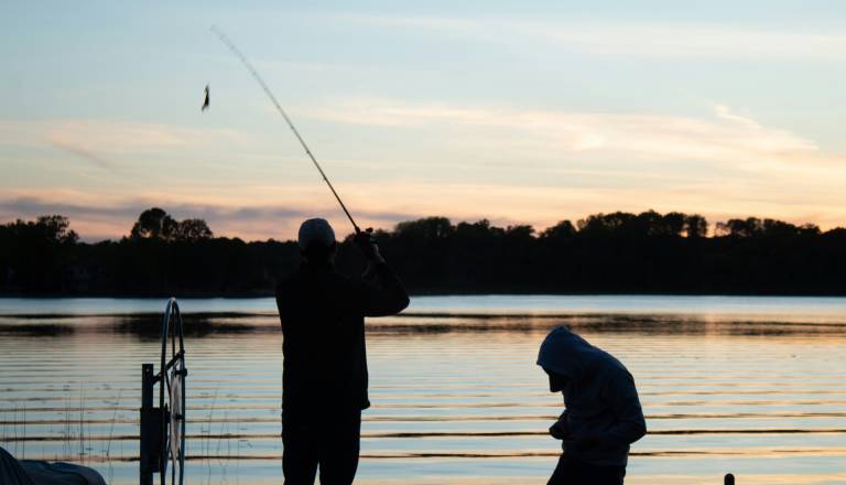 Nasilje zaradi ribolova brez dovolilnice: Po sporu moškega porinili v vodo in ga pretepli