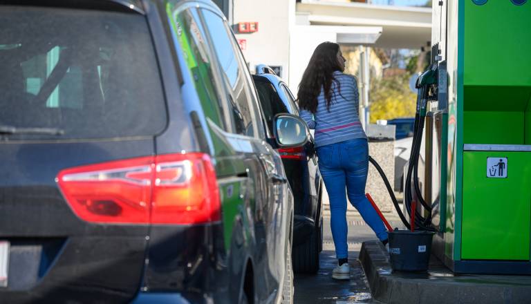 FOTO: Avstrijci preplavili Šentilj - pred podražitvijo goriva nastala gneča na črpalkah