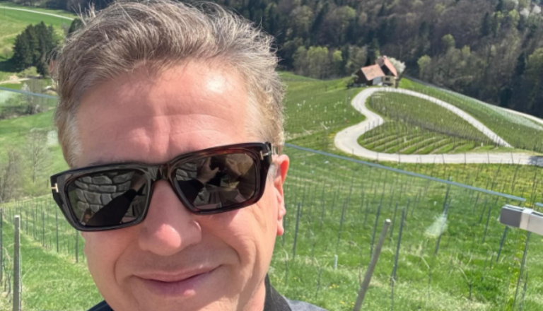 Premier Golob očaran nad 'srčkom med vinogradi': Fotografija iz Špičnika sprožila val odzivov