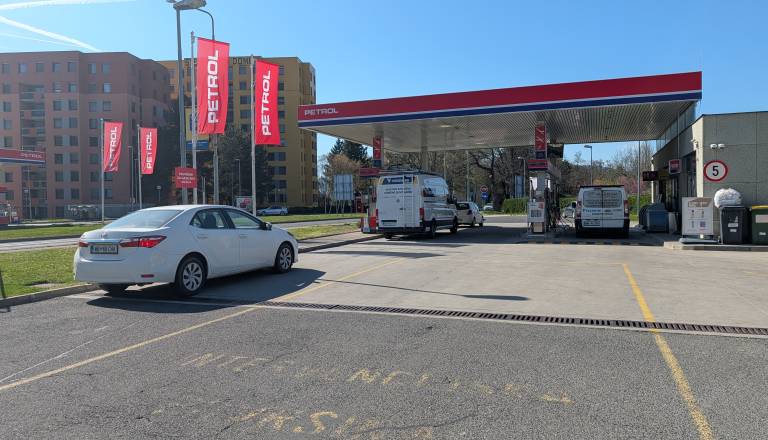 FOTO: Mariborčani pred spremembo cen polnijo rezervoarje, na črpalkah spet vrste