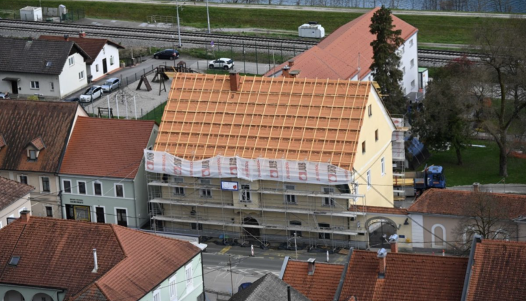 Skoraj milijon evrov za prenovo dveh stavb, poglejte, kaj vse bodo uredili