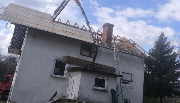 Belokranjčanka Tjaša ostala sama z dvema otrokoma, na pomoč priskočila lokalna skupnost