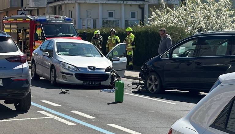 FOTO: V Lendavi tričili osebni vozili, cesta zaprta 