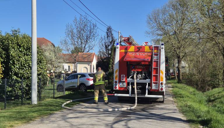 V Lipi zagorela kabina tovornega vozila, požar se je razširil