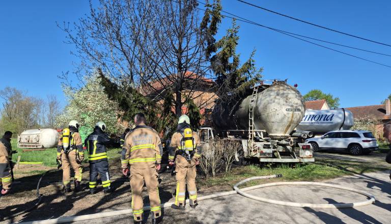 FOTO in VIDEO: Ognjeni zublji nedaleč od Beltincev zajeli tovornjak, posredovali gasilci