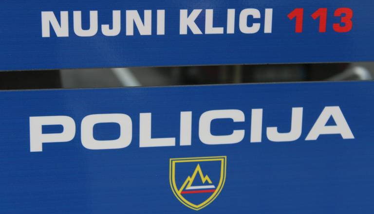 Pobeg s kraja nesreče v Ljubljani: Skrivnostni voznik črnega SUV trčil v kolesarko in izginil
