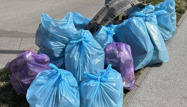 Prostovoljci očistili priljubljeno pot na Jesenicah, zbrali 13 vreč odpadkov