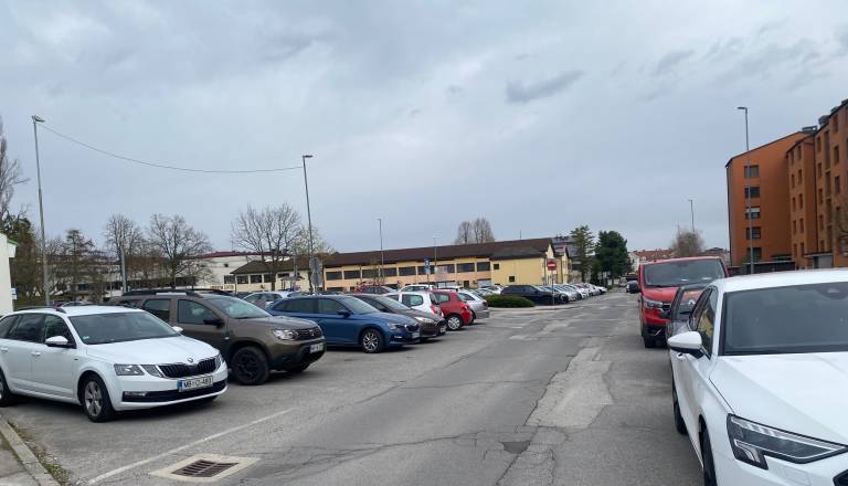 Kdaj parkirna hiša pri Zdravstvenem domu Ptuj? Rešitev za kronično pomanjkanje parkirišč še v fazi načrtovanja