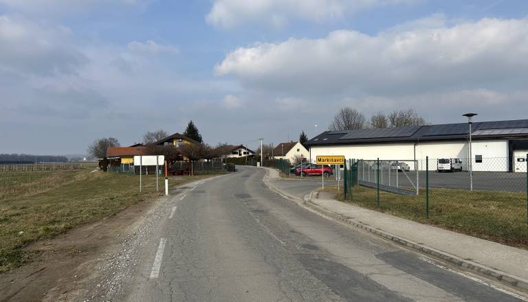 Občanu popustili živci: Prepričan sem, da kdaj pa kdaj doživite »nepozabno vožnjo po tej razpadli cesti«