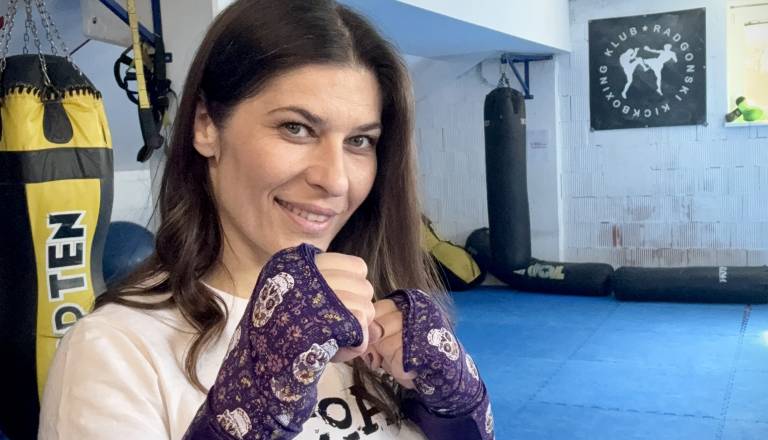 VIDEO: Priljubljena televizijska voditeljica s fantom organizira državno prvenstvo v kickboxingu nedaleč stran od Ptuja