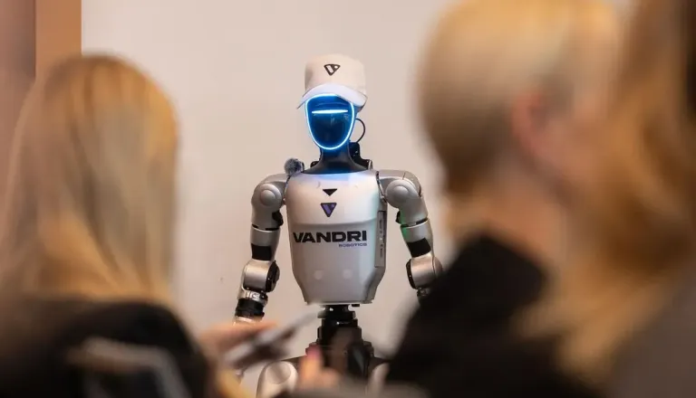 Zgodovinski trenutek na Štajerskem: Humanoidni robot Jože stopa na gledališki oder