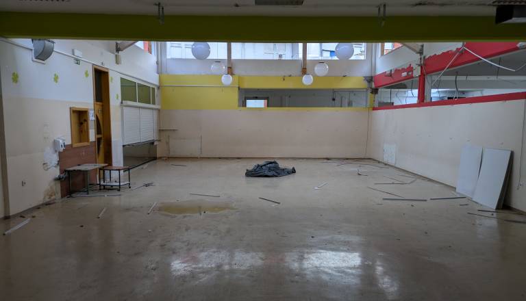 FOTO: V novomeški šoli ostali brez jedilnice, garderob, radia in dostopa do telovadnice
