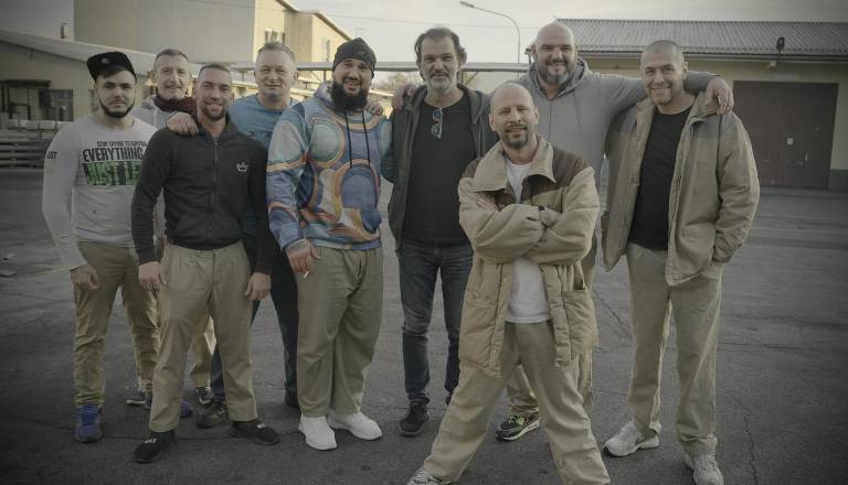 Znani režiser Metod Pevec šel v zapor na Dob in snemal zgodbe zapornikov