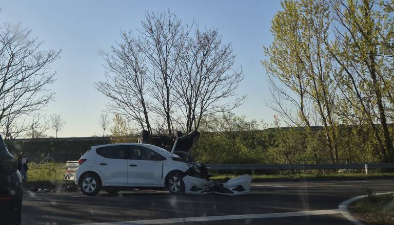FOTO: Prometna nesreča v Murski Soboti, eno vozilo pristalo na strehi