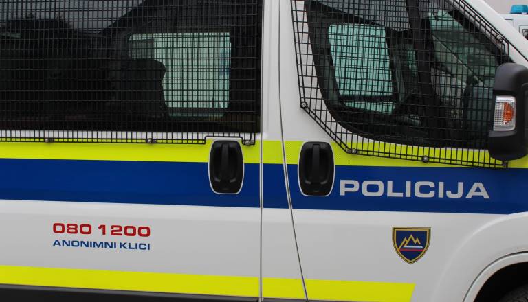 Moški nenadoma izgubil zavest, hitra reakcija policistov rešila življenje