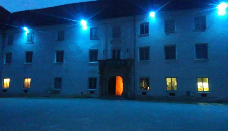 Grad bo zasijal v modri barvi