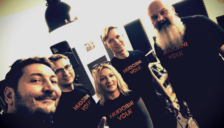 Ptujska skupina Hudobni Volk z novo energijo, objavili prvo skladbo z albuma 33
