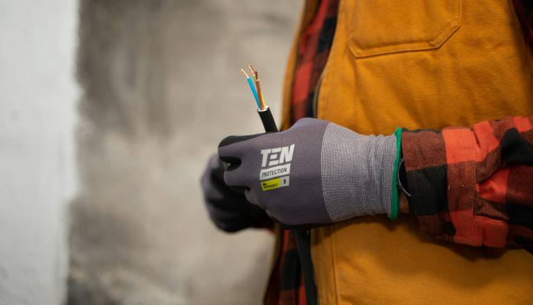 V kavarni razjezili delavca elektrodistribucije, ta izklopil elektriko celotnemu naselju