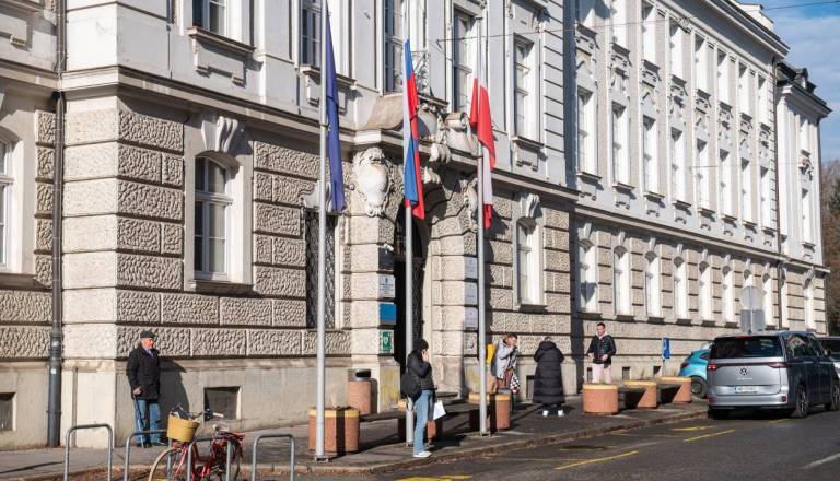 Priložnost za zaposlitev na mariborski občini, plača do 2077 evrov bruto