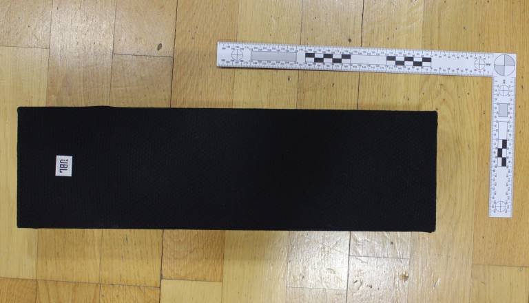 Šok na parkiriščih ljubljanskih trgovskih centrov: Z motilcem odklenila avte in kradla gotovino