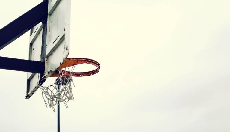 Koši brez mrežic in občasno poplavljeno igrišče za avtobusno postajo na Ptuju? Občina pojasnjuje