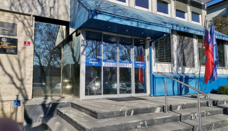 Drama na postaji: Moški izgubil zavest, soboška policista hitro ukrepala in mu rešila življenje