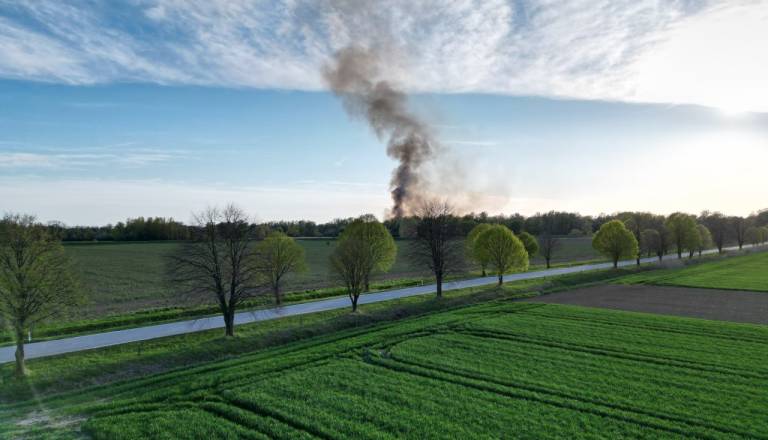 FOTO in VIDEO: Grozljiv oblak nad Pomurjem: Prebivalci vidijo dim vse do Moravskih Toplic, kaj gori?