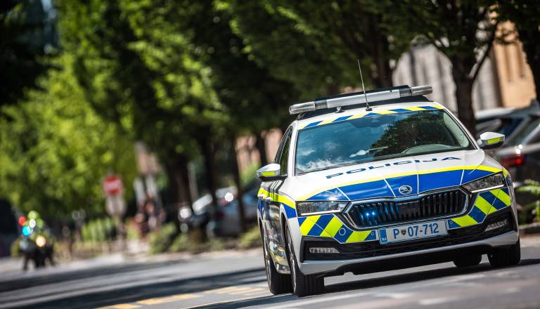 Drama na Štajerskem: Policisti v gneči odprli pot staršema z dojenčkom do bolnišnice