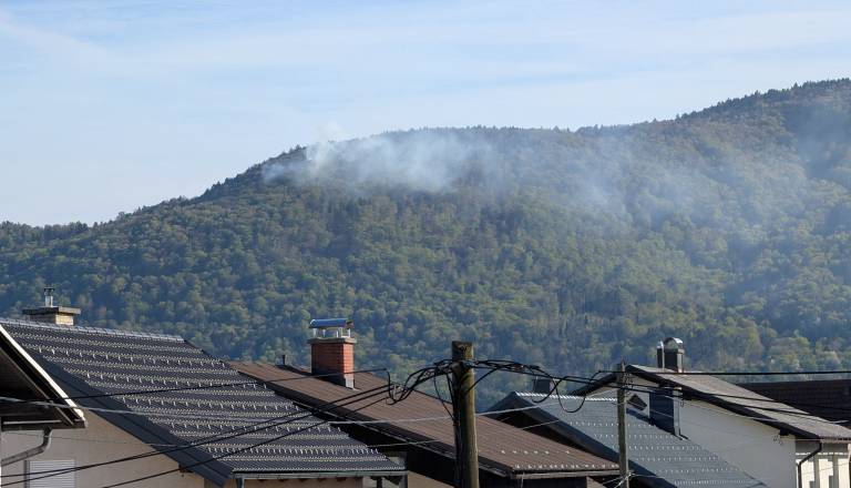 FOTO in VIDEO: Gost dim nad Pohorjem, prebivalci so videli tudi gasilce, kaj se dogaja?