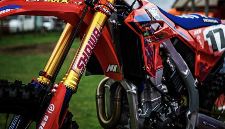 Neverjetno, 18-letnika zalotili ravno pri razstavljanju ukradenega motorja