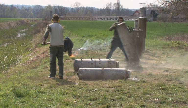 V Pomurju huda poškodba zaradi pokanja s karbidom, policisti kar na 14 intervencijah