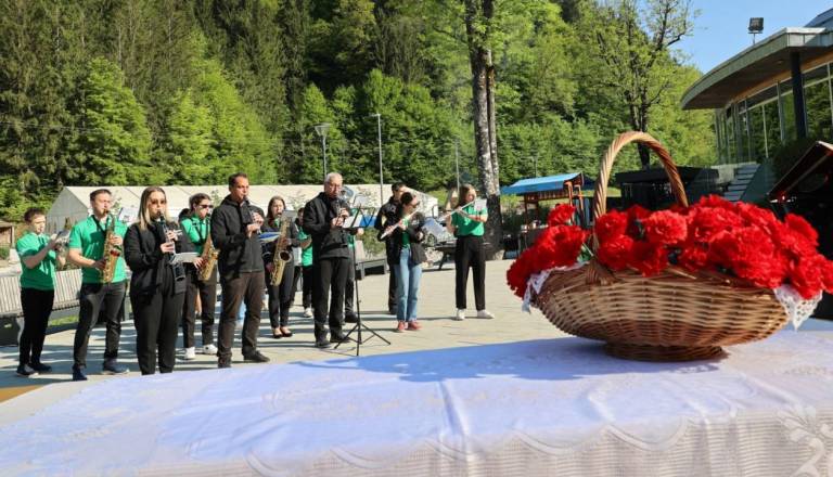 V praznik so Slovenijo prebudile prvomajske budnice, slediho pohodi in druženja