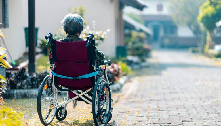 Nepričakovana intervencija: oseba na invalidskem vozičku obtičala, posredovali gasilci