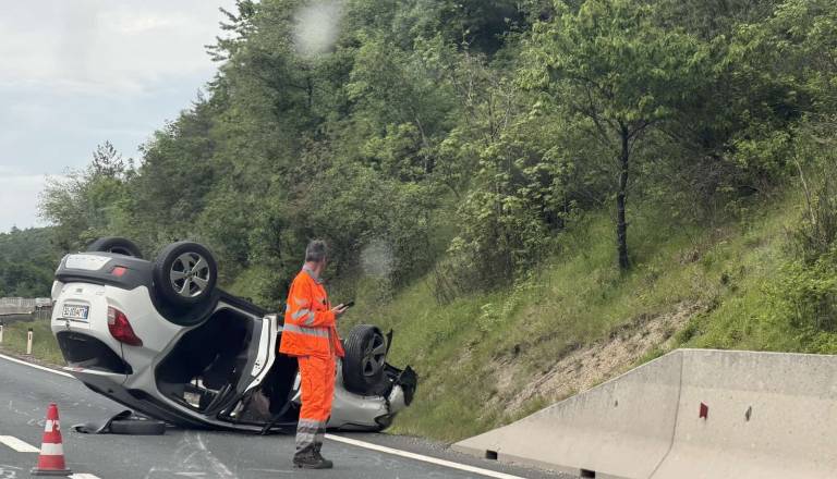 FOTO: Počilo na avtocesti, avtomobil pristal na strehi